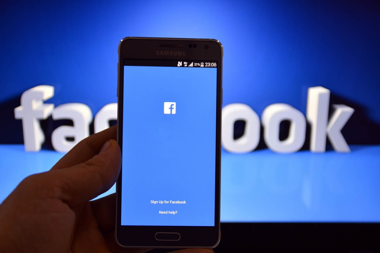 Hack Facebook messages but without accessing suspect phone, do you know how